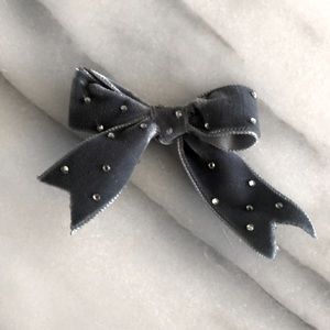 00s Tarina Tarantino grey velvet bow hair clip